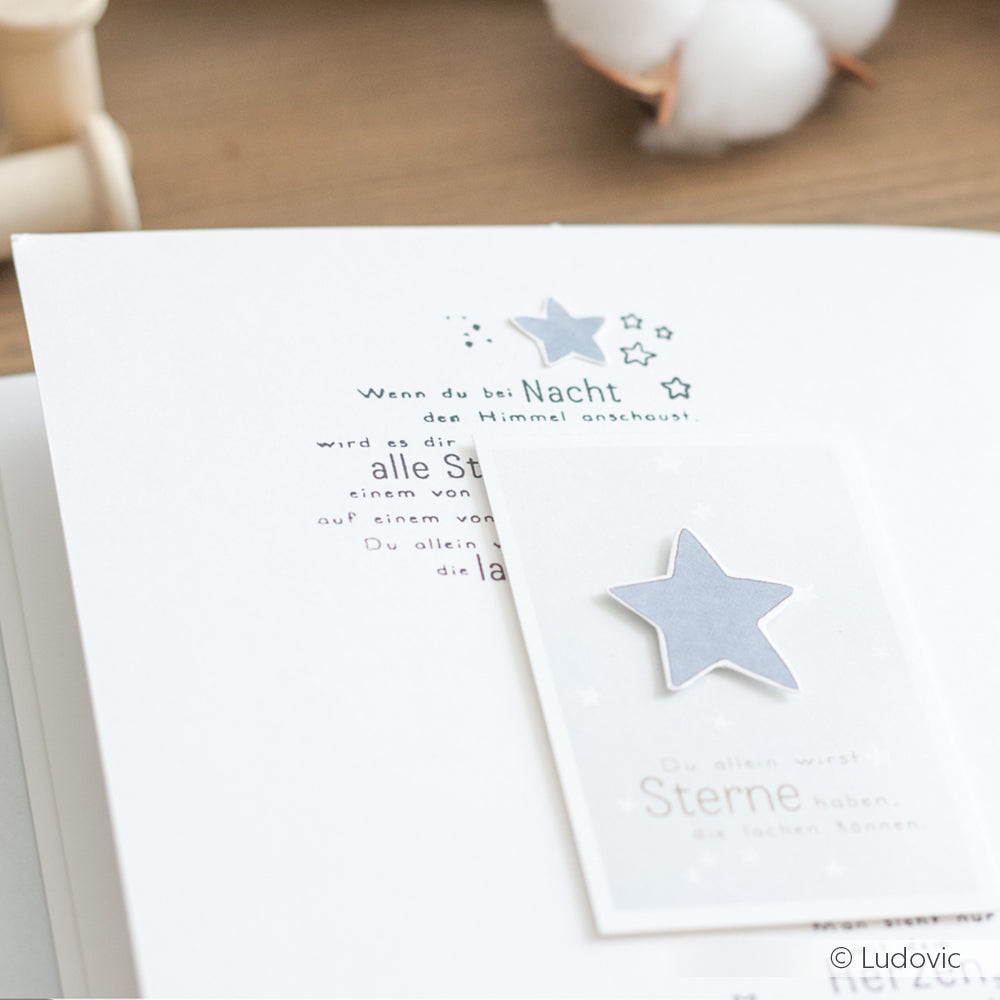 Eine Nahaufnahme einer Karte mit einem grauen Stern und deutschem Text, die mit dem Alexandra Renke Photopolymer Stempel aus dem Clear Stamp Set Freundschaft auf einer weißen Fläche hergestellt wurde.
