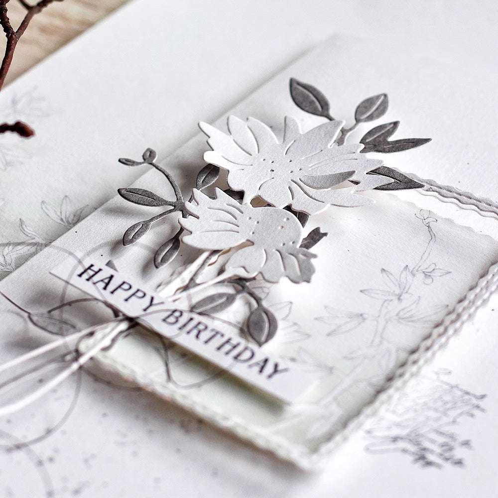 Elegante weiße Geburtstagskarte von Alexandra Renke aus hochwertigen Designpapieren mit Papierblumen und "Happy Birthday"-Text auf strukturiertem Hintergrund.