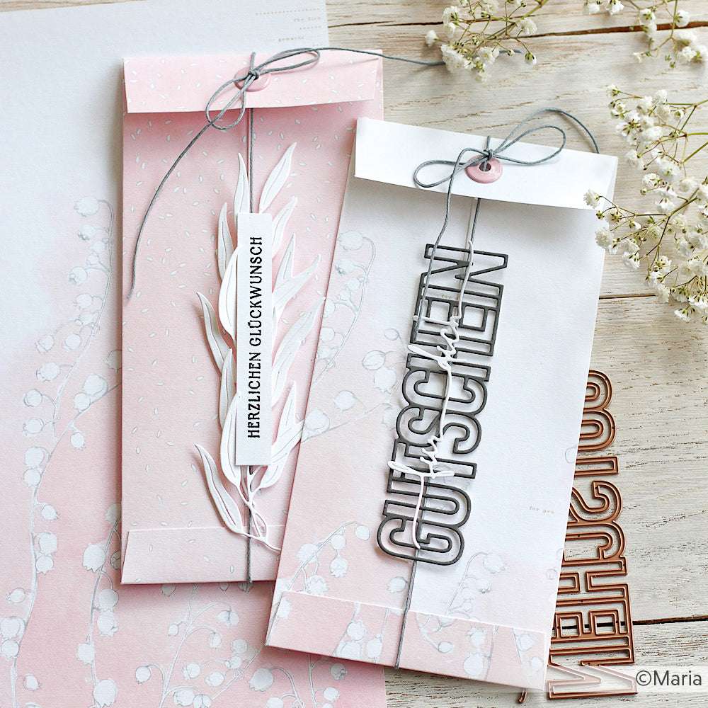 Zwei dekorative rosa-weiße Geschenkumschläge von Alexandra Renke mit deutschem Text, Kordelschleifen und floralen Details - ideal zur Kombination mit einem Clear Stamp Set oder Photopolymer Stempel für personalisierte Geschenke.