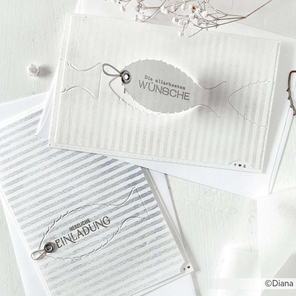 Zwei weiße Grußkarten von Alexandra Renke mit Fischmotiven, deutschem Text und minimalistisch gestreiftem Hintergrund - ideal für Papierprojekte, Buchbinderei-Fans oder alle, die einzigartiges Designpapier lieben.
