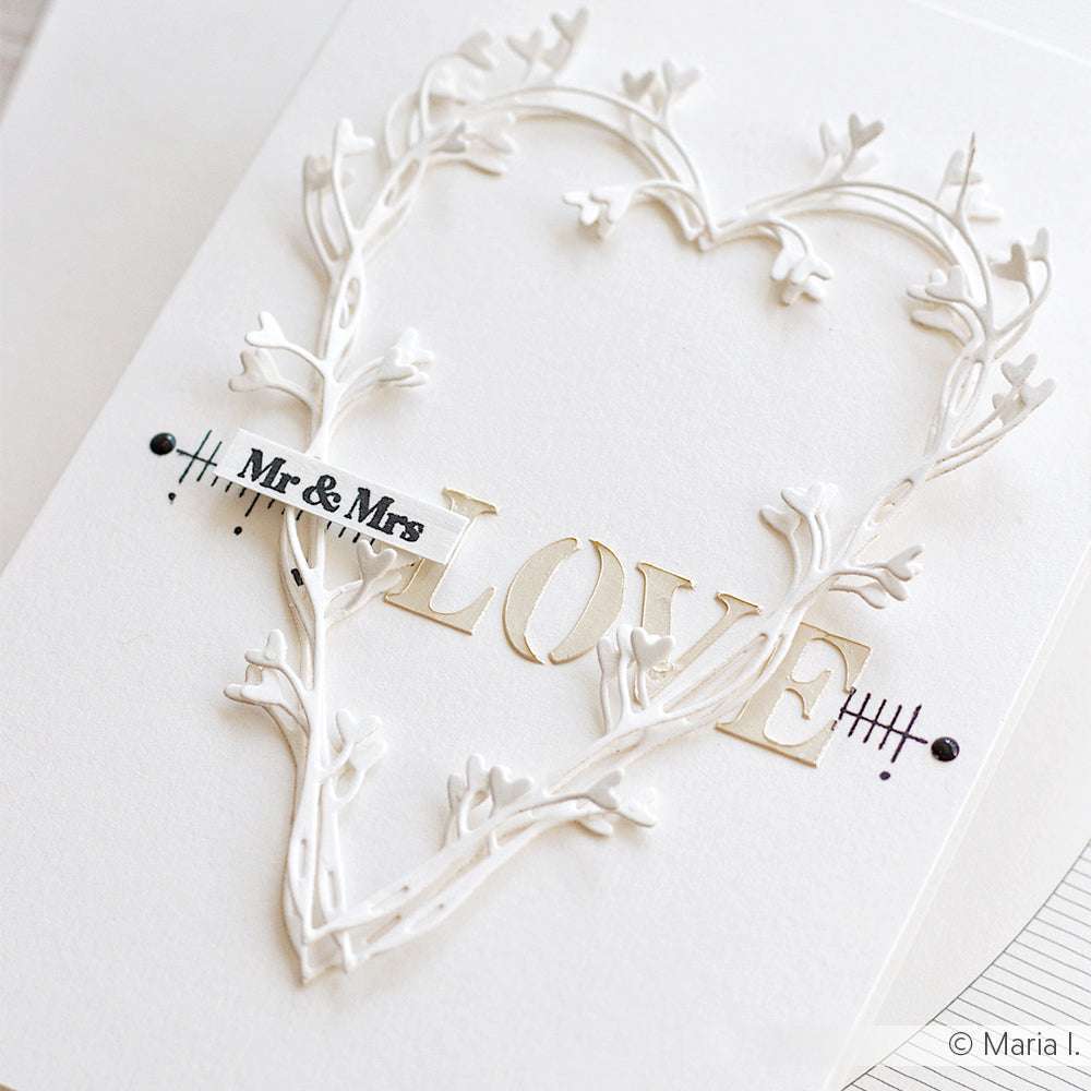 Weiße Karte von Alexandra Renke mit 3D-Herz, goldenem LOVE-Text und Mr & Mrs-Etikett - ideal zum Personalisieren mit Ihrem Lieblings-Klarsichtstempel oder Glückskeks-Stempel Hochzeit für eine einzigartige Hochzeitsnote.