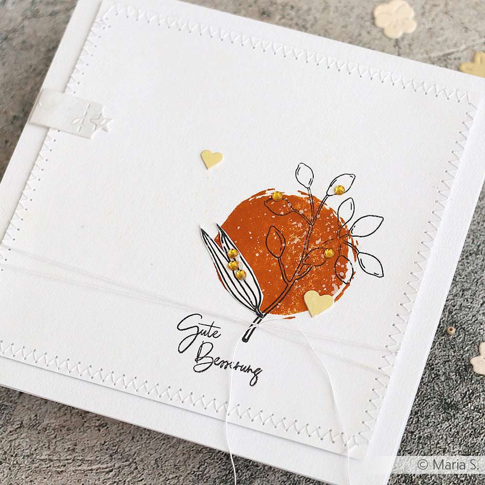 Handgefertigte Karte von Alexandra Renke mit einem orangefarbenen Kreis, einer abstrakten Blume, goldenen Herzen und dem Klarsichtstempel "Gute Besserung" - eine einzigartige Ergänzung für Ihre Papierprojekte-Sammlung.