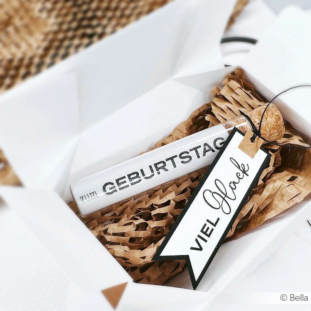Geschenkkarton mit geschreddertem Papier, einer Korkröhre mit der Aufschrift zum GEBURTSTAG und einem Viel Glück-Anhänger. Perfekt für die Kombination mit einem Alexandra Renke Photopolymer Clear Stamp für einzigartige Geburtstagswünsche.