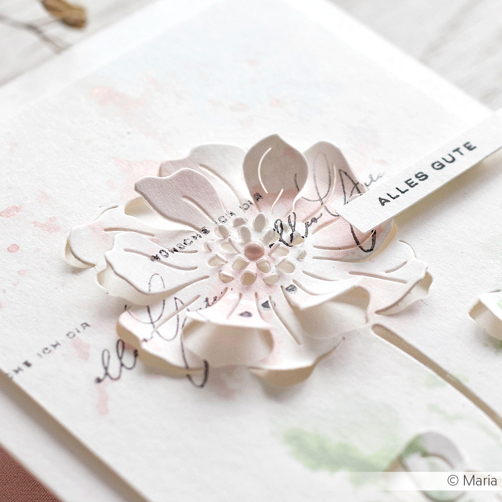 Nahaufnahme einer zarten, geprägten Blumenkarte mit handgeschriebener Schrift und ALLES GUTE Text - perfekt für Ihre Papierprojekte mit Alexandra Renke Clear Stamp oder Photopolymer Stempel Designs.