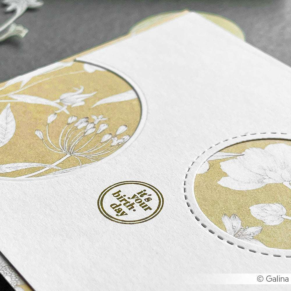 Nahaufnahme einer floralen Geburtstagskarte von Alexandra Renke mit kreisförmigen Ausschnitten und einem "Happy Birthday"-Gruß, der mit Photopolymer-Stempeldetails wunderschön akzentuiert ist.