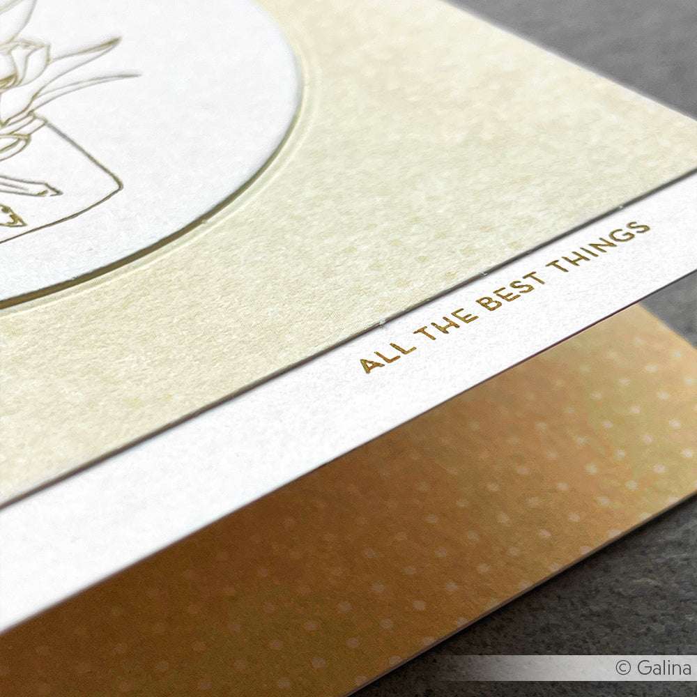 Nahaufnahme einer Karte von Alexandra Renke mit dem goldgeprägten Schriftzug "ALLES GUTE" auf einem hellen, strukturierten Hintergrund - perfekt, um Ihre Lieblingskreationen von Clear Stamp oder Bastelzubehör hervorzuheben.