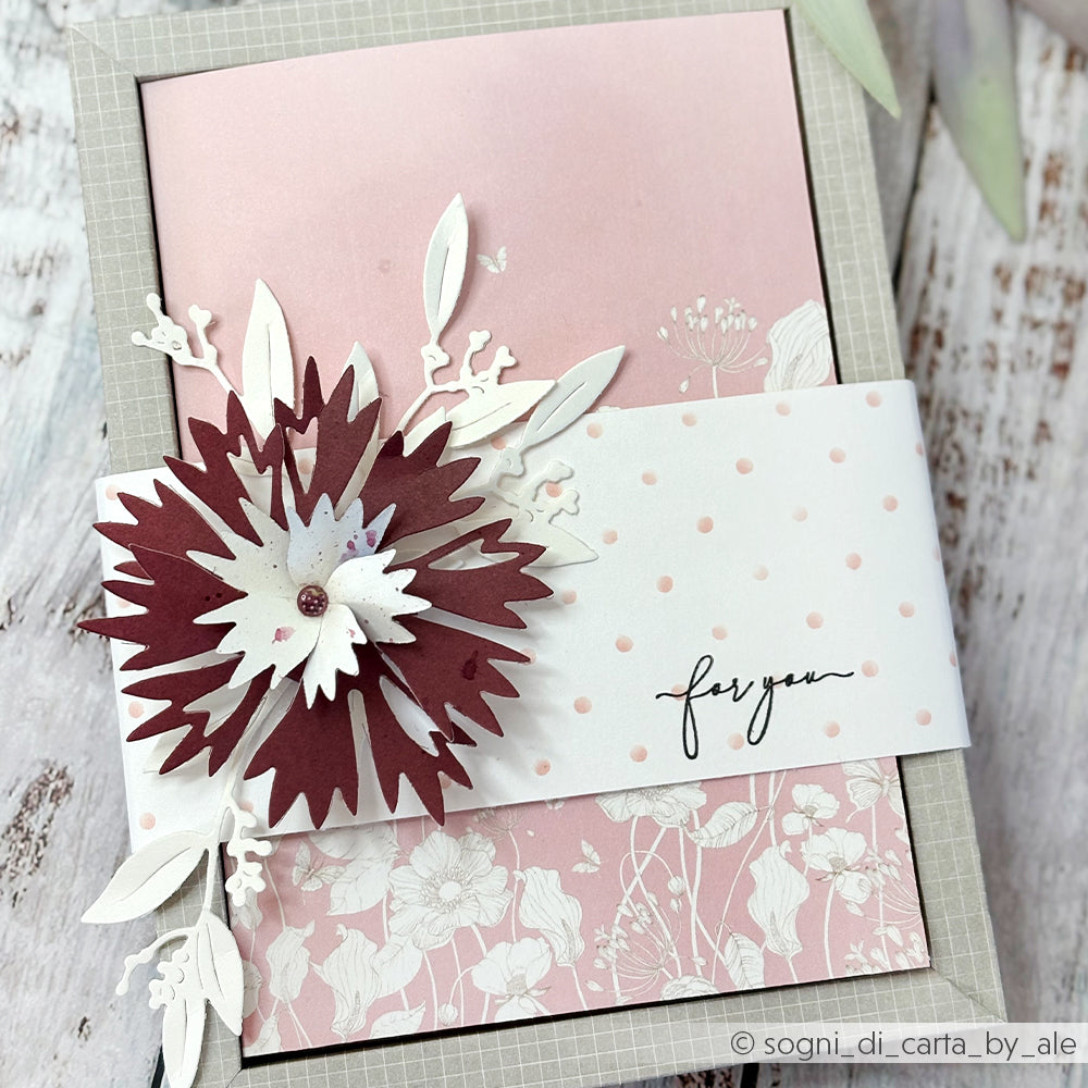 Handgemachte Karte von Alexandra Renke mit einem rosa Blumenmuster, einer großen Papierblume und einem "Für dich"-Band. Ideal für Papierprojekte mit Ihrem Lieblings-Photopolymer-Stempel oder klaren Stempeltechniken.