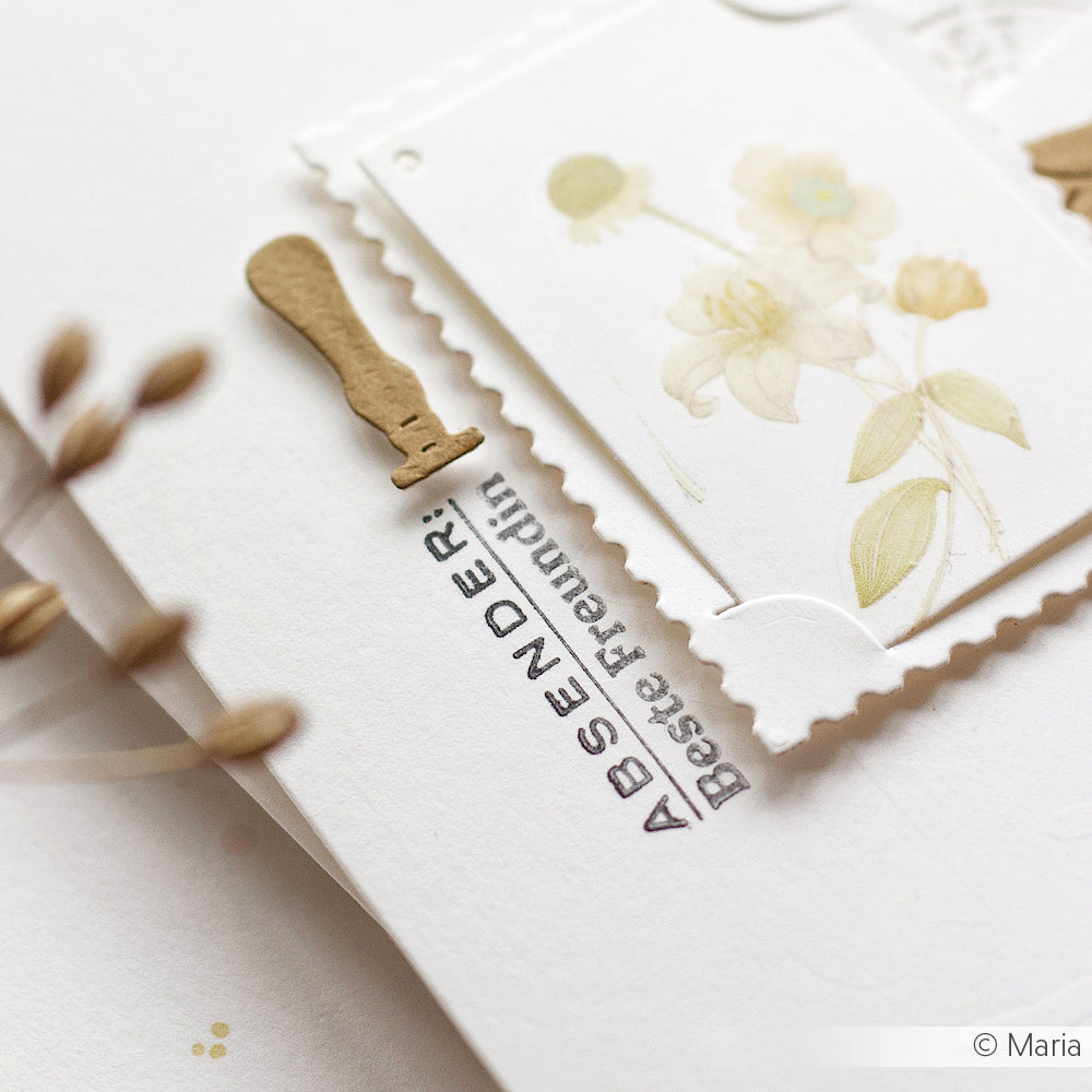 Eine Nahaufnahme einer floralen Kunstkarte mit deutschem Text und dekorativen Papierdetails auf weißem Hintergrund - perfekt für Papierprojekte mit Ihren Lieblingsmotiven von Alexandra Renke Clear Stamp.