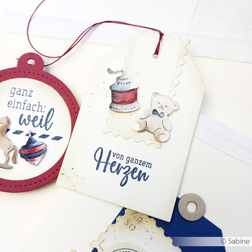 Geschenkanhänger von Alexandra Renke mit Illustrationen von Spielzeugbär und Kreisel, deutschem Text und roter Schnur auf weißem Untergrund - ideal für Papierprojekte oder zur Kombination mit Ihren Lieblingsmotiven von Clear Stamp oder Photopolymer Stempel.