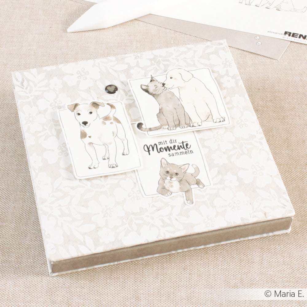 Eine dekorative Box von Alexandra Renke mit Zeichnungen von einem Hund, einer Katze und einem Welpen sowie dem deutschen Text "Mit dir Momente sammeln". Ideal für die Aufbewahrung von Clear Stamp oder Photopolymer Stempel Sammlungen.