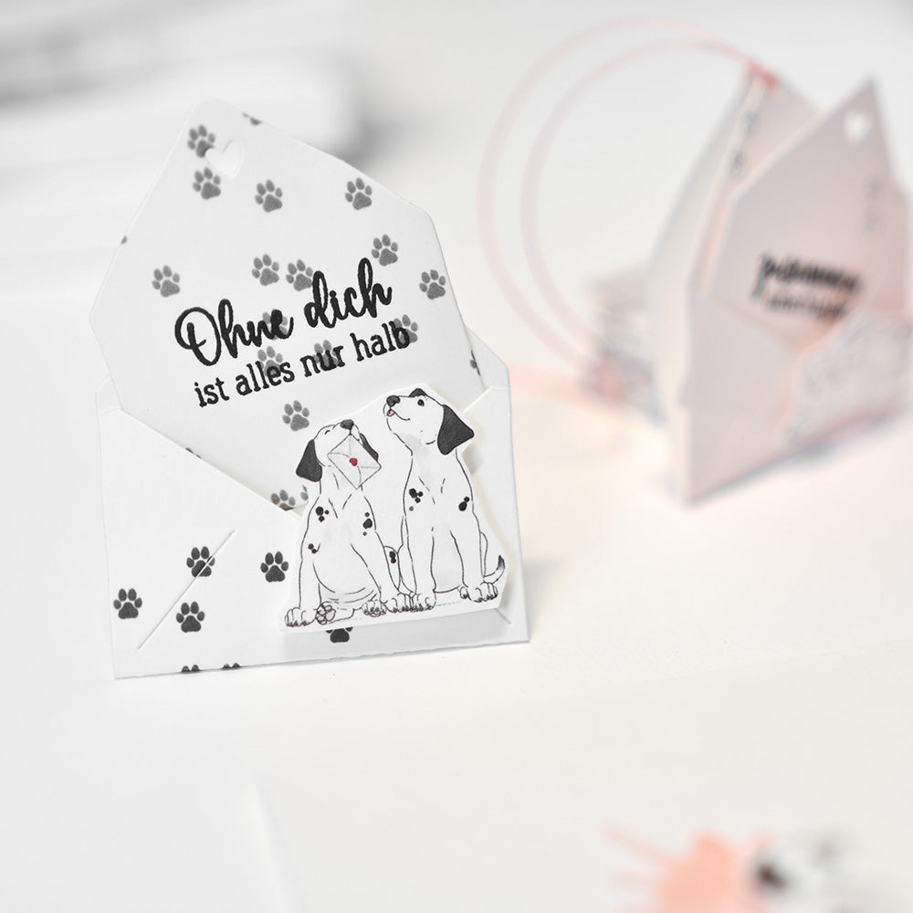 Kleine Karte von Alexandra Renke mit zwei illustrierten Dalmatinerwelpen, Pfotenabdrücken und dem deutschen Text "Ohne dich ist alles nur halb". Ideal für Papierprojekte - kombinieren Sie sie mit Ihren Lieblingsmotiven mit Photopolymer Stempel oder Clear Stamp.