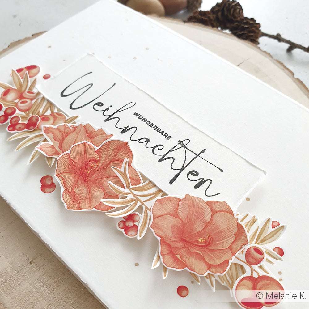 Eine handgefertigte Weihnachtskarte von Alexandra Renke mit "Wunderbare Weihnachten", roten Blumen mit Beeren und festlichen Details, die mit Weihnachtsstempeln verziert sind und eine charmante Note verleihen.