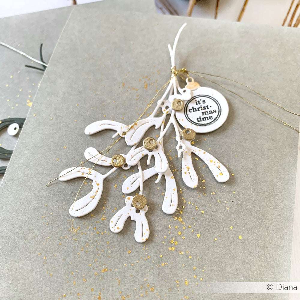 Weiße Misteldekoration von Alexandra Renke mit goldenen Akzenten und einem runden "Merry & bright christmas time"-Tag auf grau. Ideal zum Basteln oder zum Kombinieren mit Ihren Lieblingsmotiven von Clear Stamp.