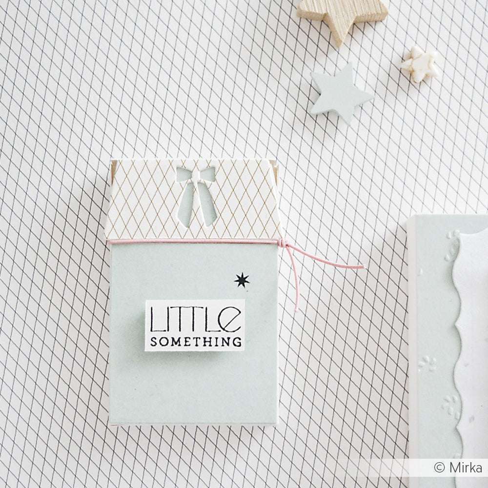 Geschenkkarton mit Little Something-Etikett, Pastellfarben, rosafarbener Kordel und sternförmigen Verzierungen auf gemustertem Hintergrund - perfekt für Papierprojekte oder zum Verzieren mit Ihren Lieblings-Klarsichtstempelmotiven von Alexandra Renke.