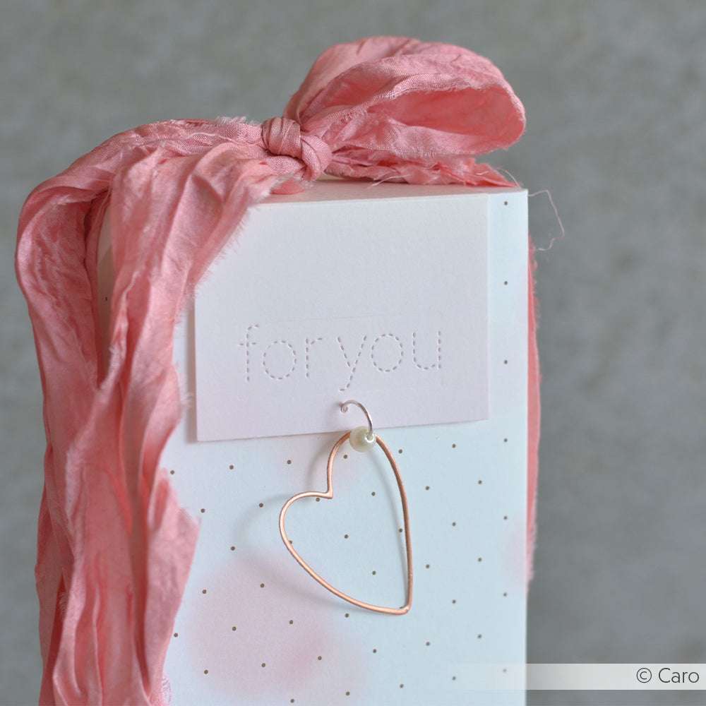 Weiße Alexandra Renke-Geschenkbox mit rosafarbener Schleife, herzförmigem Anhänger aus Motivstanze und einer "Für Sie"-Karte - perfekt für ein Geschenk mit Liebe.