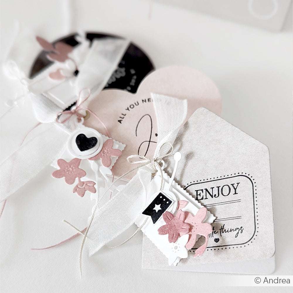 Alexandra Renke Geschenkanhänger mit rosa Blumen, Herzen und weißem Band auf weißer Oberfläche - ideal für individuelle Designs mit Photopolymer- oder Klarsichtstempeln und einem Acrylblock.