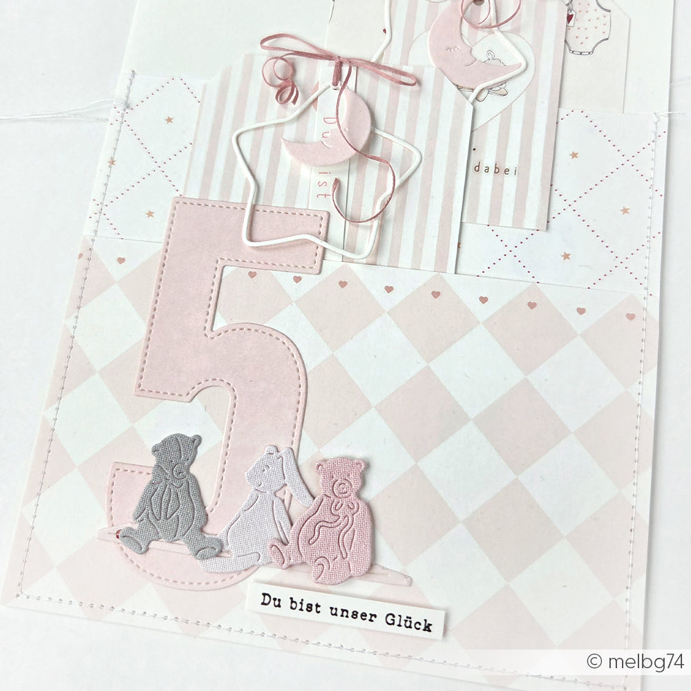Feiern Sie den 5. Geburtstag Ihres Mädchens mit dieser rosa-weißen Karte von Alexandra Renke mit drei Bären, einer großen Zahl 5, dem deutschen Text "Du bist unser Glück" und bezaubernden, klaren Photopolymer-Stempeldetails.