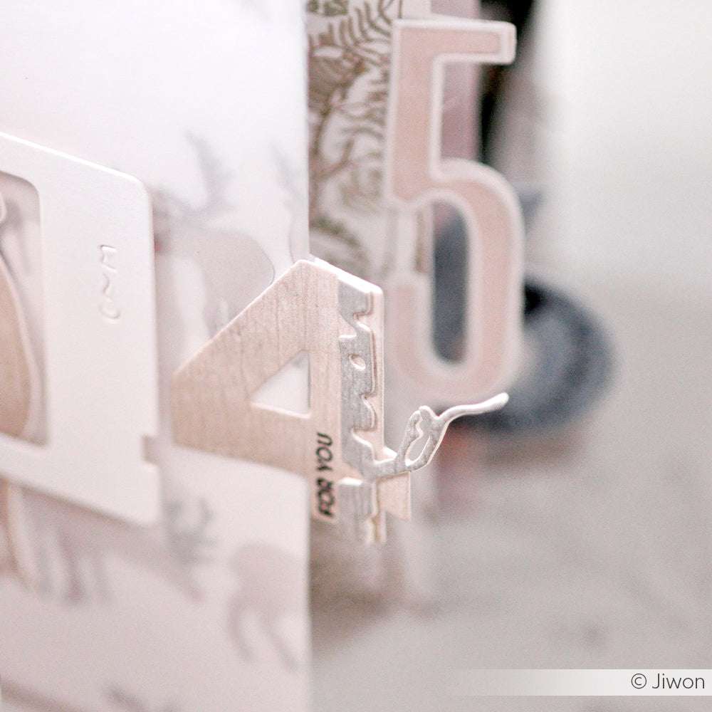 Nahaufnahme einer Pop-up-Karte, die mit den Stanzformen Happy Numbers von Alexandra Renke hergestellt wurde. Sie zeigt die Zahlen 4 und 5 in hellen Farben mit detaillierten Tierillustrationen.