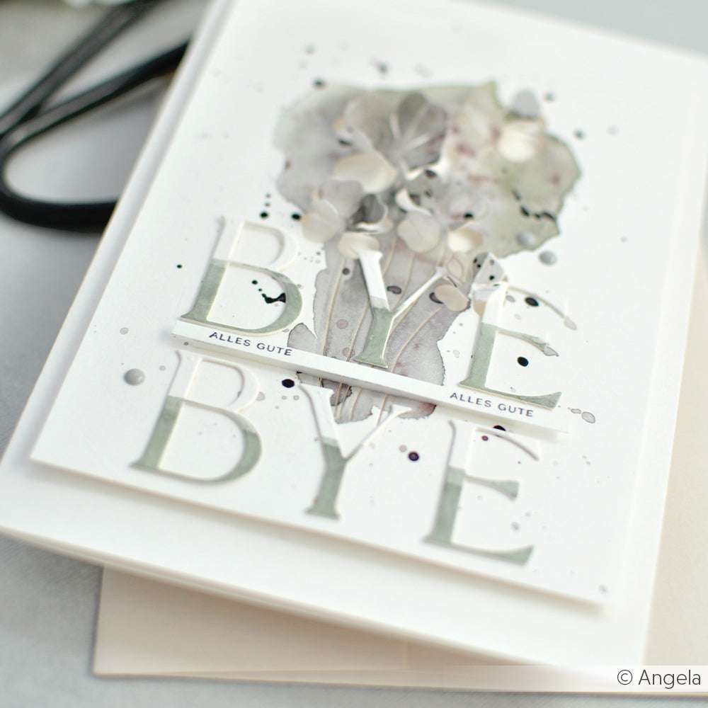 Eine Karte von Alexandra Renke mit BYE BYE und Blumen, hergestellt mit Stanzen und DieCut Systemen, sowie einem kleinen ALLES GUTE Streifen auf weißem Hintergrund.