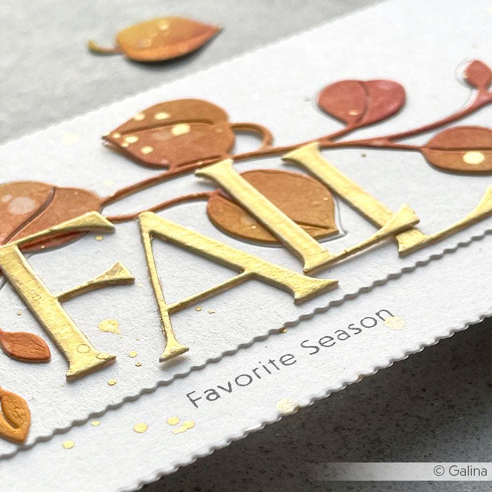 Strukturierte Karte von Alexandra Renke mit erhabenem goldenem "FALL" (erstellt mit der Motivstanze Alphabet Dezember) auf hochwertigen Designpapieren, verziert mit Herbstblättern und "Lieblingsjahreszeit" darunter.