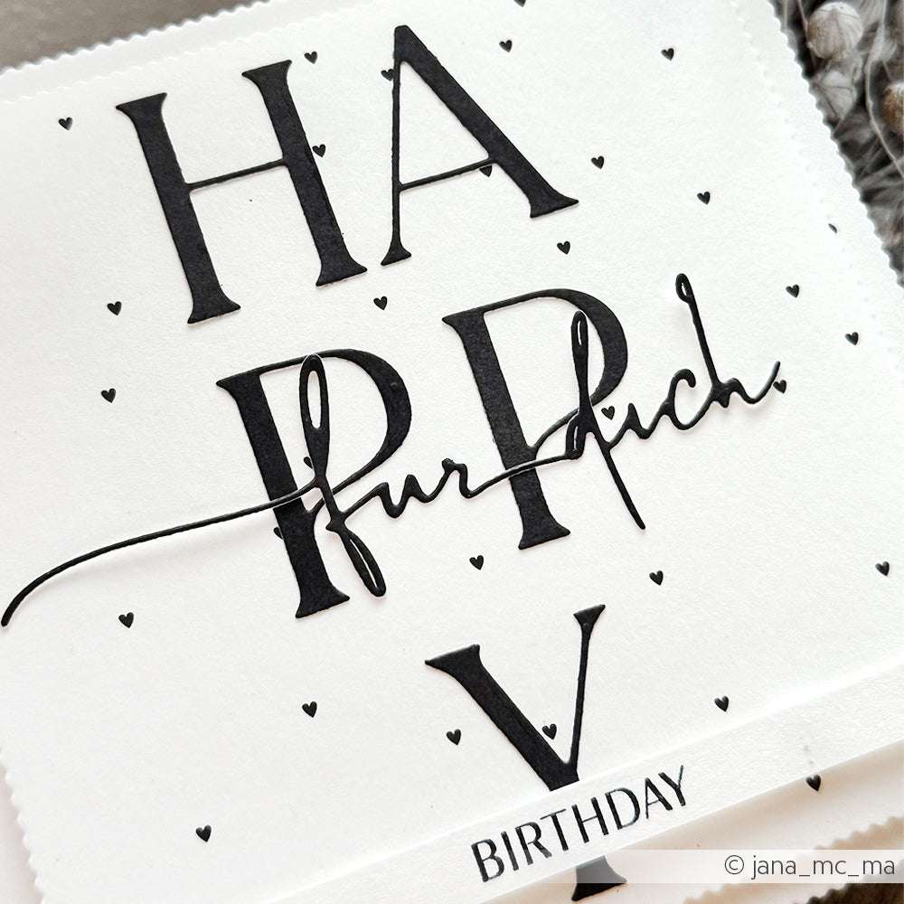 Weiße Geburtstagskarte von Alexandra Renke mit dem fetten schwarzen Text "HAPPY BIRTHDAY" und kleinen verstreuten schwarzen Herzen, hergestellt mit hochwertigen Designpapieren für ein stilvolles Finish.