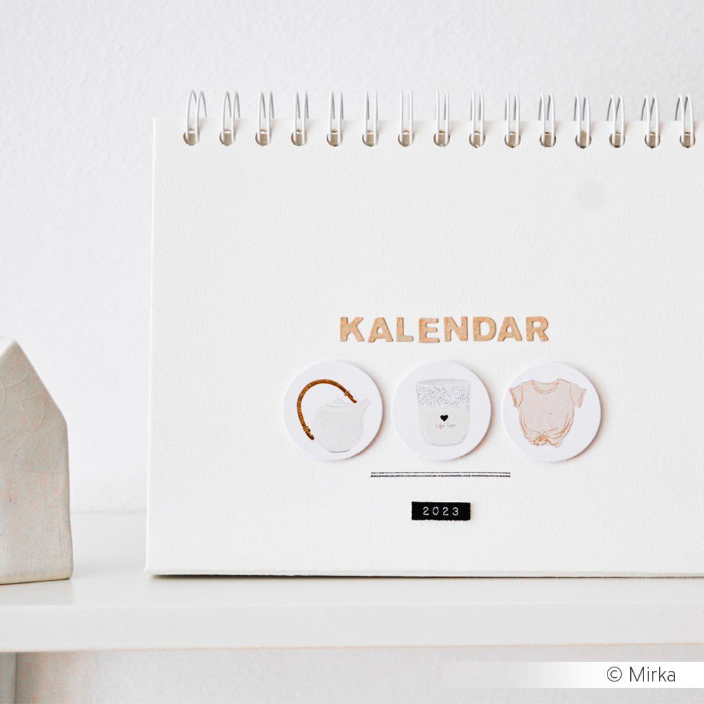Minimalistischer Tischkalender 2023 von Alexandra Renke mit KALENDER in Blockbuchstaben und schlichten Icons (Tasse, Katze, Shirt) auf dem Cover. Ideal für Fans von klarem Design und Liebhaber von stilvollen Designpapieren.