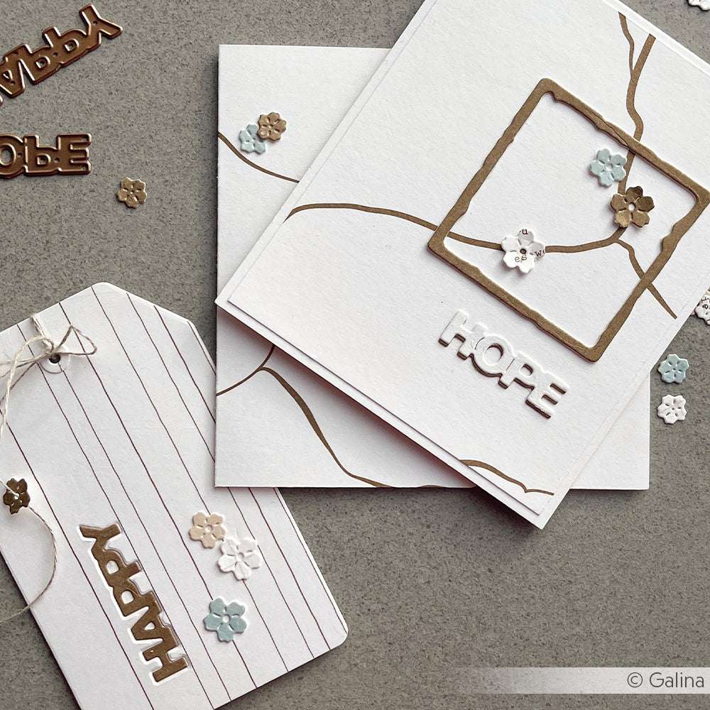 Handgefertigte Karte und Anhänger mit HOPE und HAPPY, floralen Akzenten und minimalistischem Design in Gold und Weiß, hergestellt mit Alexandra Renke Designpapieren für ein raffiniertes Finish.