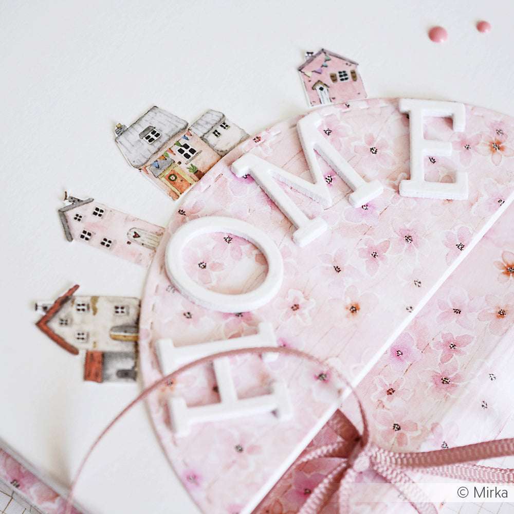 Rosa Blumenkarte von Alexandra Renke, gestaltet mit DieCut Systemen und weißen Motivstanze Slab Alphabet Buchstaben mit dem Schriftzug HOME, mit illustrierten Häusern im Hintergrund.