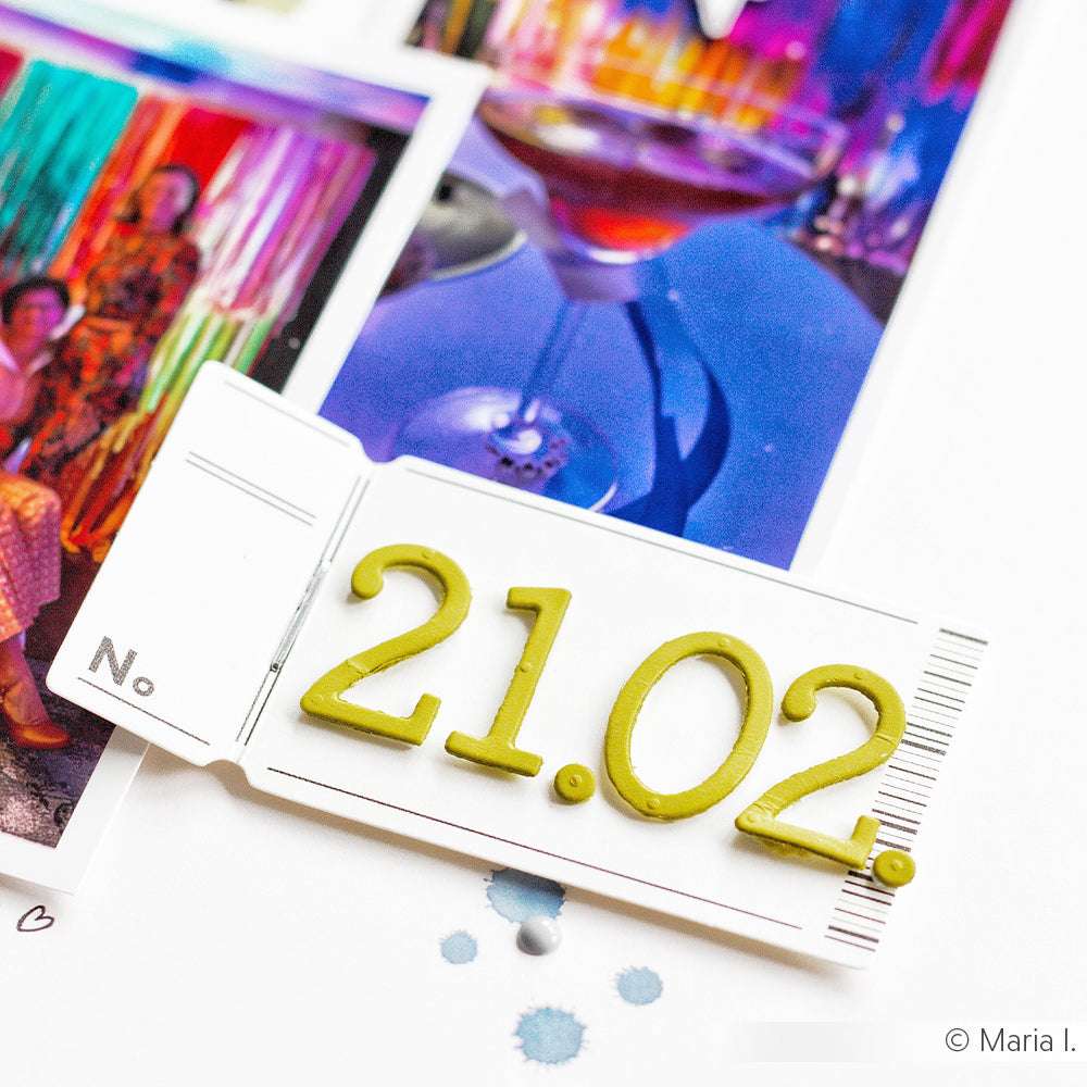 Ein mit einer Alexandra Renke Motivstanze Slab Zahlen Die gestalteter Fahrscheinabschnitt mit der Aufschrift "21.02." in Grün ruht auf lebendigen, verschwommenen Fotos, von denen eines ein Cocktailglas zeigt.