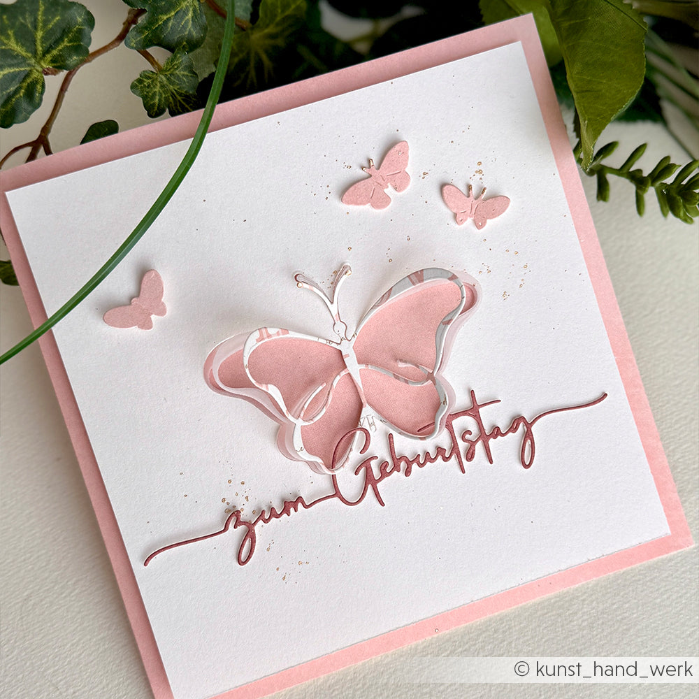 Handgefertigte rosa-weiße Geburtstagskarte von Alexandra Renke mit übereinanderliegenden Schmetterlingsausschnitten und dem Text "zum Geburtstag", hergestellt mit DieCut Systemen und der Motivstanze Zum Geburtstag für eine einzigartige Note.
