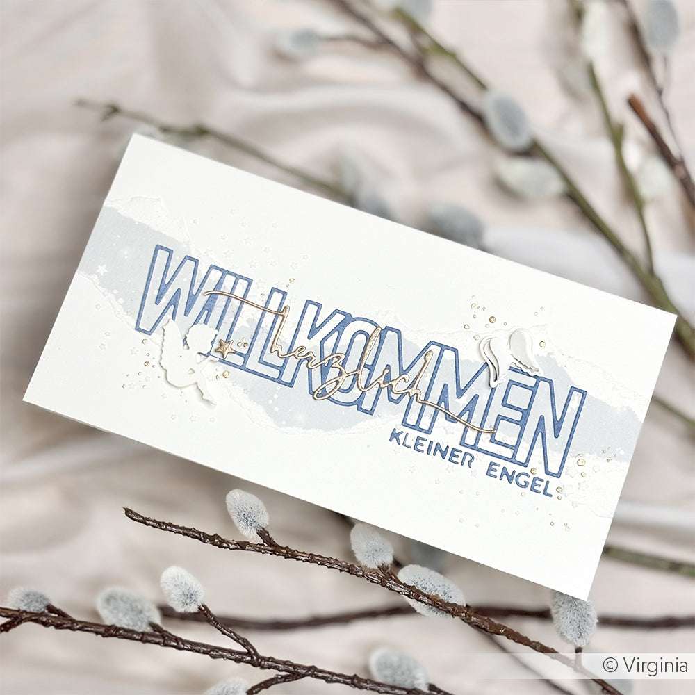 Eine Karte von Alexandra Renke mit der Motivstanze "Willkommen, kleiner Engel" und einer Taube, die auf weichen Weidenzweigen steht.