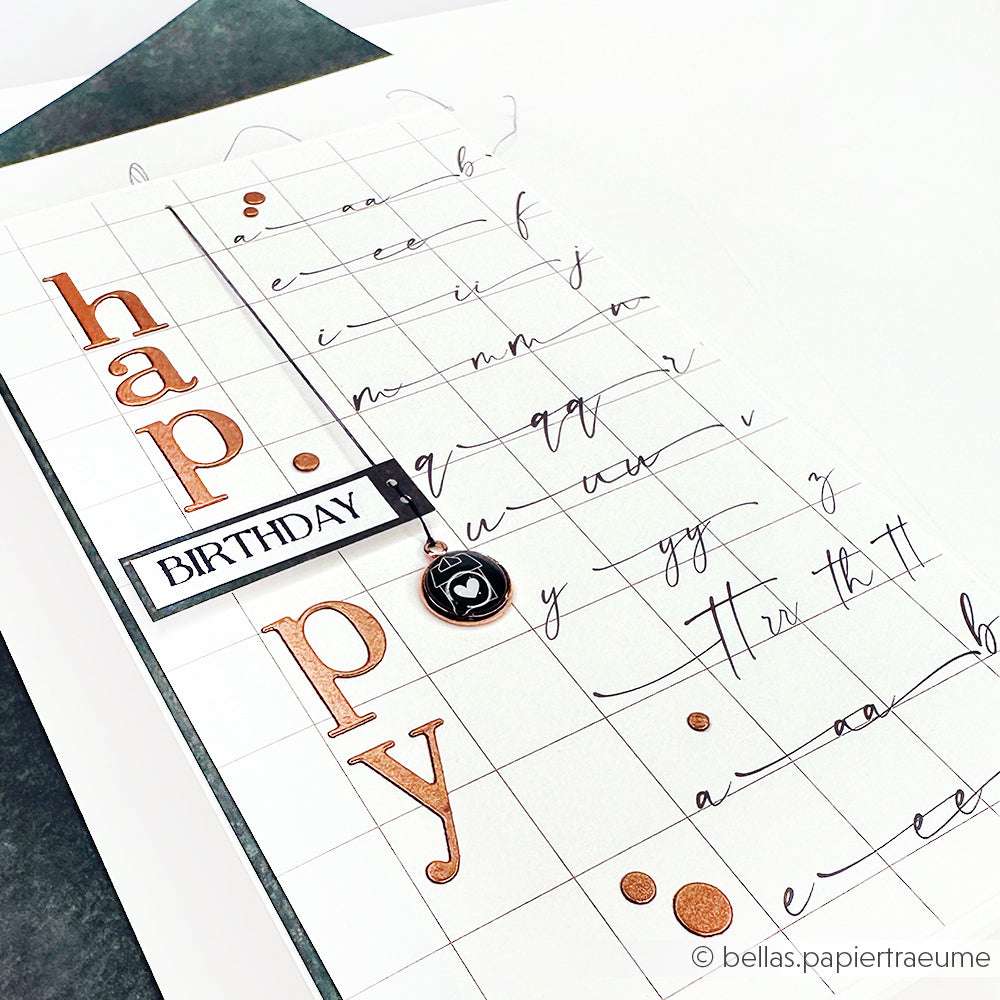 Eine Geburtstagskarte von Alexandra Renke mit kupfernen "Happy"-Buchstaben, einem "BIRTHDAY"-Etikett, kursiver Schrift, kupfernen Punkten, eleganten Akzenten und hergestellt mit Motivstanze Dies.