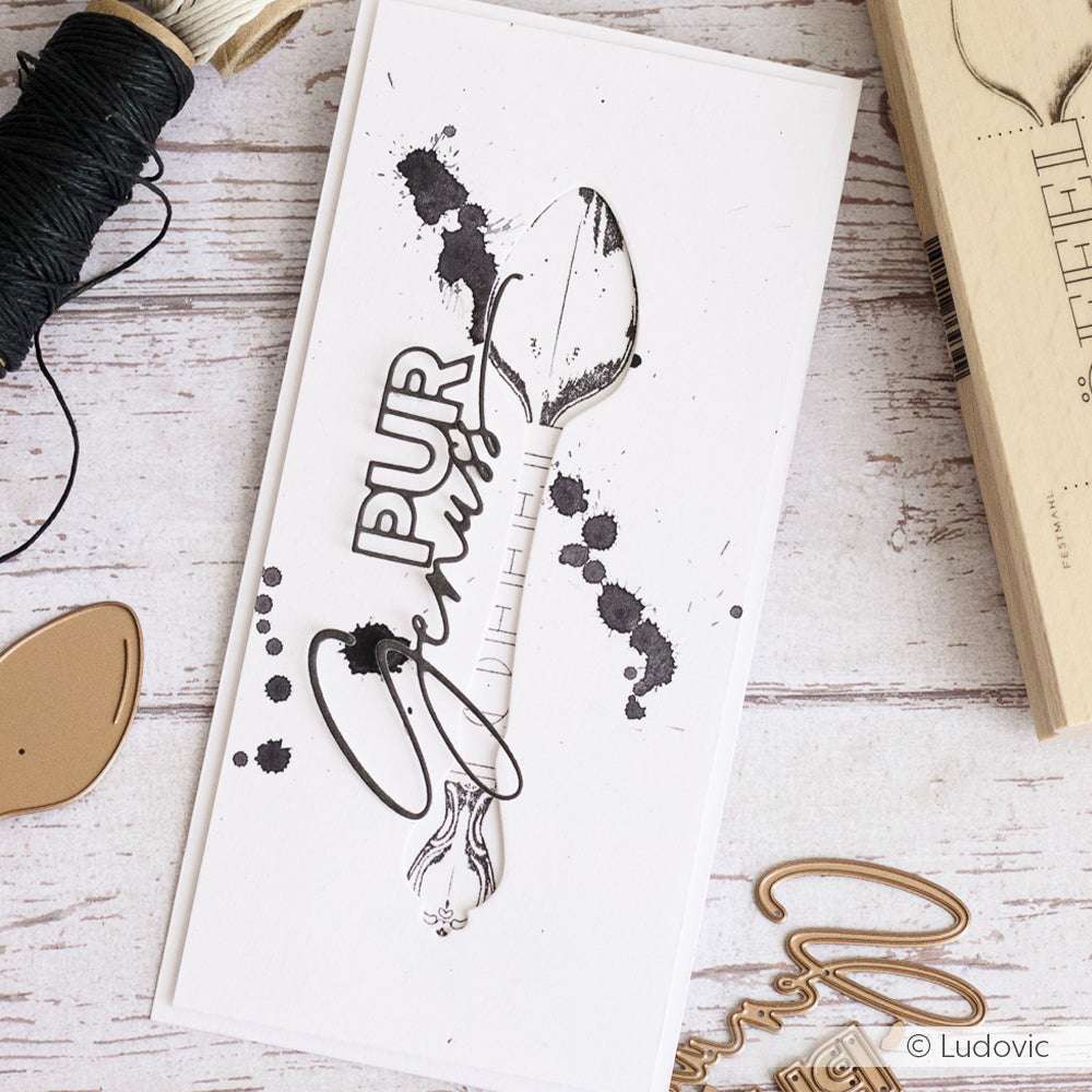 Die handgefertigte Karte von Alexandra Renke zeigt eine Löffel-Illustration, Tintenspritzer und den Satz "PUR Genuss" in stilisiertem Text, der mit DieCut Systemen für präzise Formen und zusätzlichen Charme hergestellt wurde.