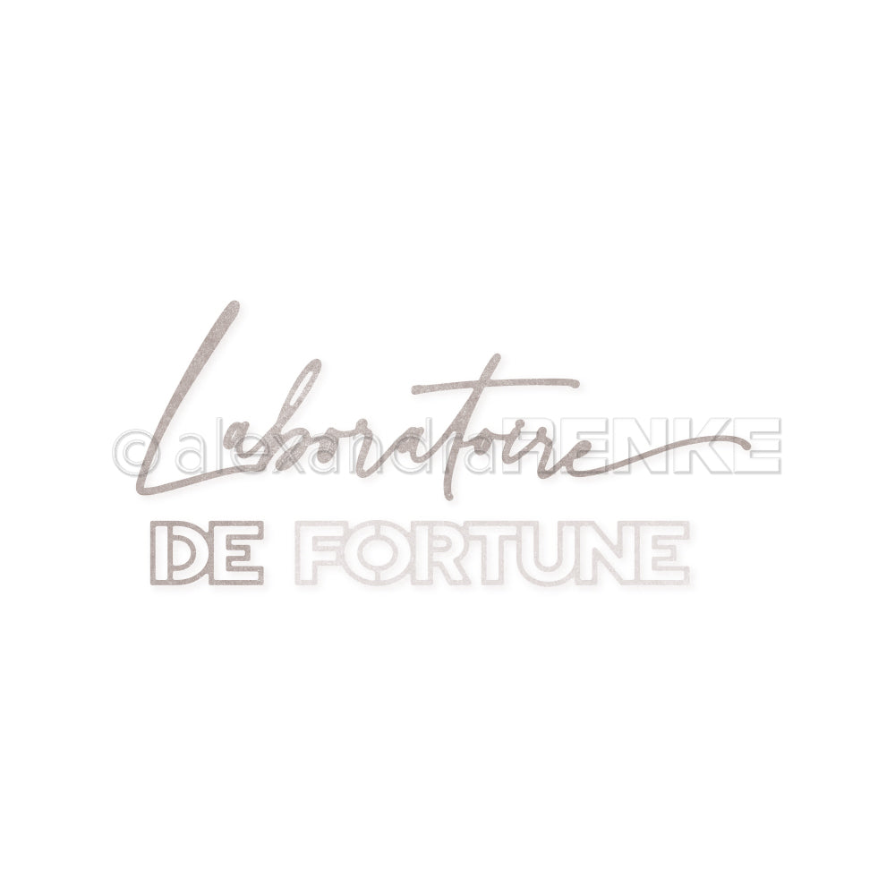 Der Text lautet Alexandra Renke in einer Mischung aus Kursiv- und Blockbuchstaben auf weißem Hintergrund und erinnert an Designpapiere, die oft mit Stanzsystemen verwendet werden, um einzigartige und stilvolle Motive zu gestalten.