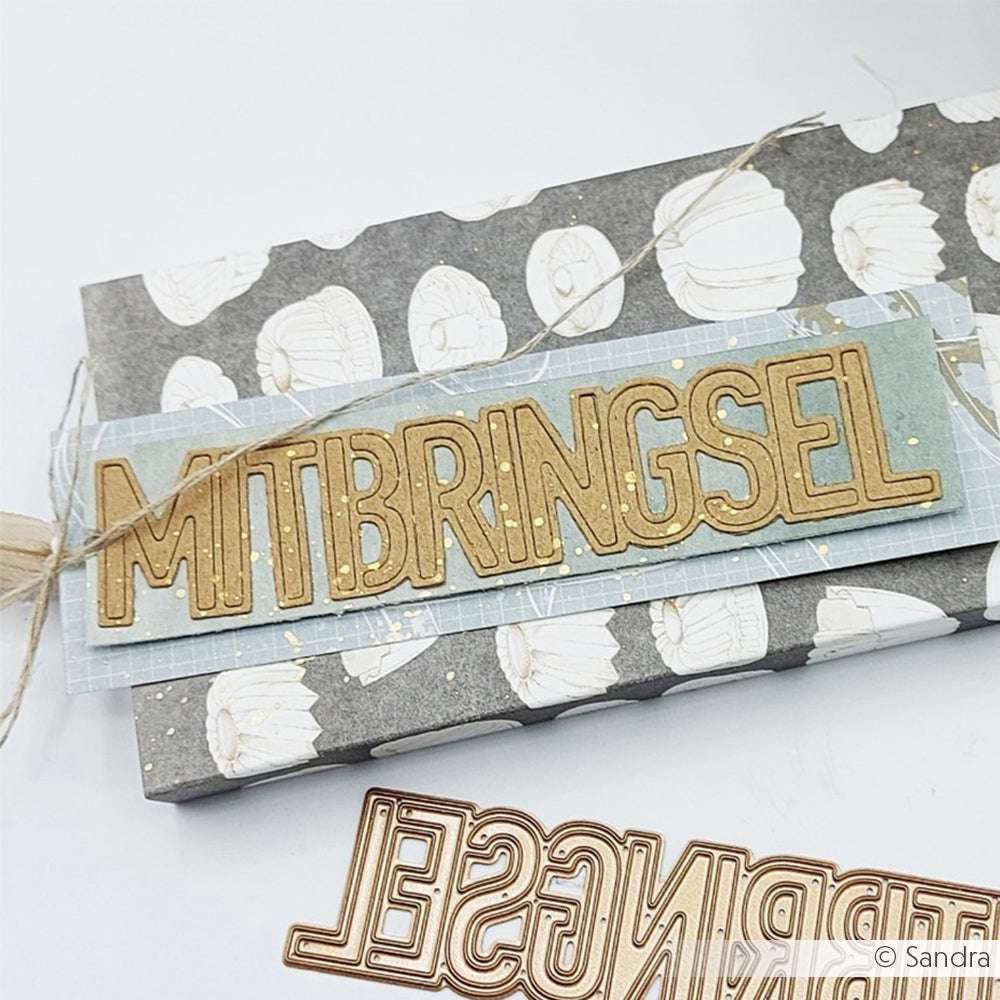 Wunderschön verpackt in Alexandra Renke-Papier mit Muschelmuster, mit einem MITBRINGSEL-Anhänger versehen und mit Garn verschnürt.