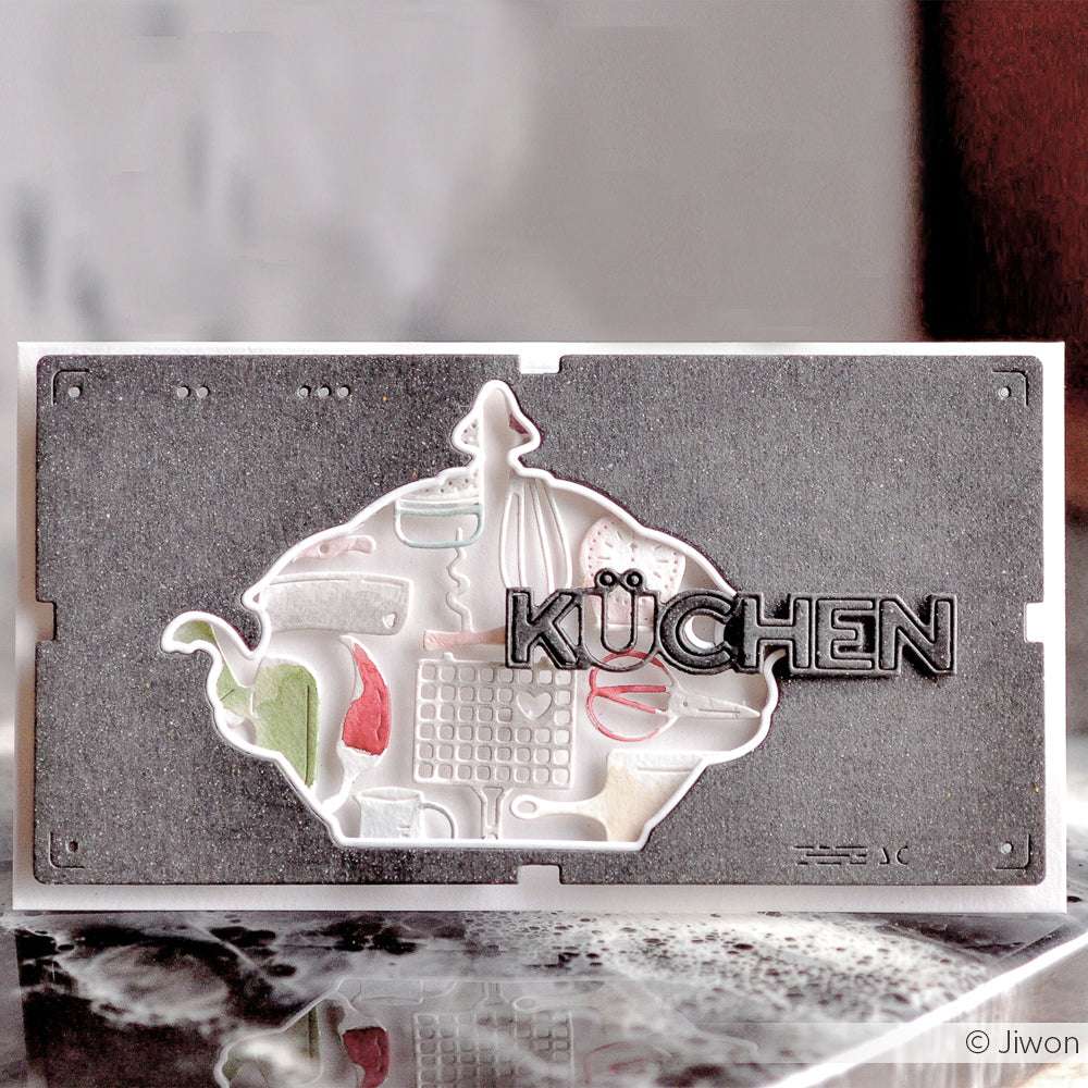 Eine graue Karte von Alexandra Renke zeigt eine mit Motivstanze ausgeschnittene Teekanne, auf der Küchenutensilien und das Wort KÜCHEN in fetten Buchstaben zu sehen sind.