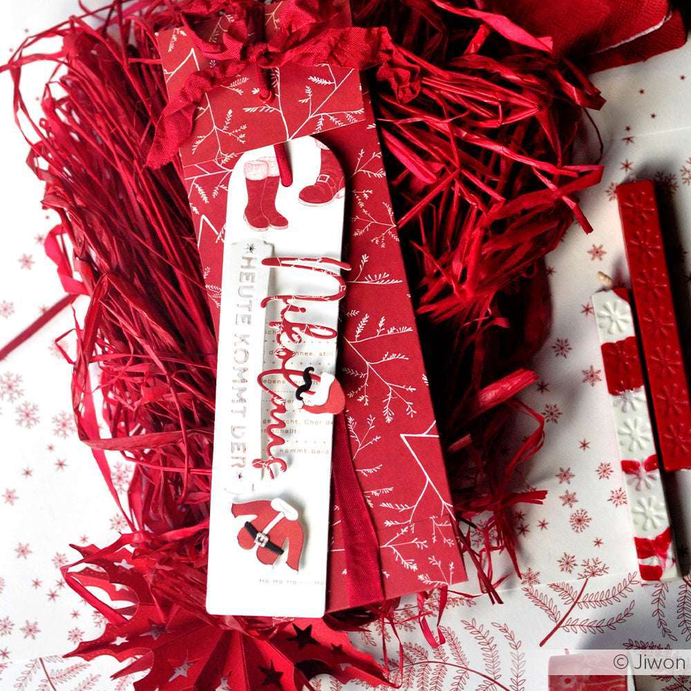 Die rot-weißen Weihnachtslesezeichen von Alexandra Renke auf rotem Papier mit festlichen Mustern, die mit DieCut Systemen und einzigartigen Designpapieren hergestellt wurden, sorgen für eine bezaubernde Weihnachtsstimmung.