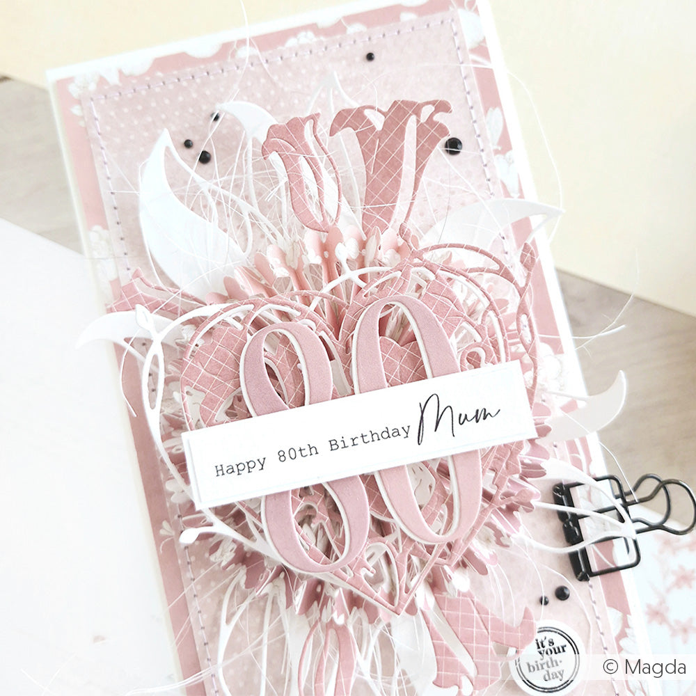 Rosafarbene, blumige Geburtstagskarte mit dem Text "80" und "Happy 80th Birthday Mum", verziert mit Alexandra Renke Designpapieren und geschichteten Papierblumen, die mit der Motivstanze Große Serifen-Zahlen hergestellt wurden, für ein schönes, dimensionales Finish.