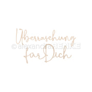 Handgeschriebener deutscher Text "Überraschung für Dich" auf weißem Hintergrund von Alexandra Renke, ideal zur Verwendung mit Designpapieren oder zur Kombination mit Ihren bevorzugten DieCut Systemen.