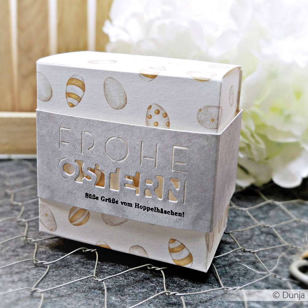 Dekorative Osterschachtel mit Eimotiven, hergestellt mit Alexandra Renke Stanzformen, mit "Frohe Ostern" und "Süße Grüße vom Hoppelhäschen!".