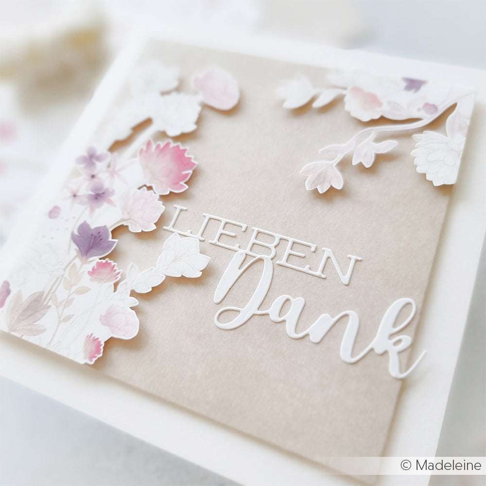 Eine handgefertigte Karte von Alexandra Renke mit pastellfarbenen Blumen von Designpapiere und dem Text "LIEBEN Dank" auf beige, elegant veredelt mit Motivstanze Schriften-Duo.