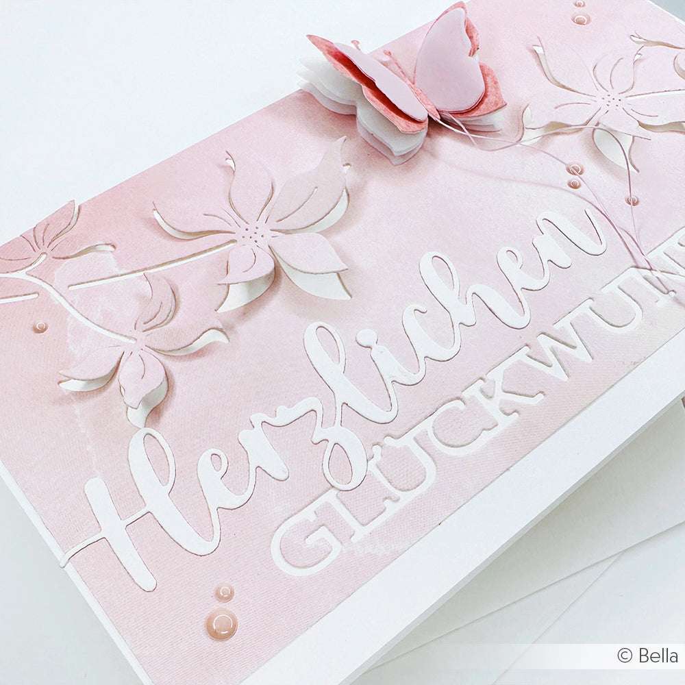 Rosa-weiße Karte mit floralen Motiven, einem Schmetterling und "Herzlichen Glückwunsch" in Schreibschrift, elegant gestanzt mit Alexandra Renke Designpapiere und Motivstanze Schriften-Duo Herzlichen Glückwunsch.