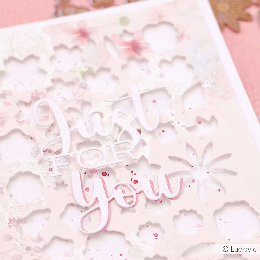 Rosa-weiße Blumenkarte mit Alexandra Renke Designpapier und ausgestanzten Formen mit dem Schriften-Duo DieCut System, mit dem Schriftzug "Just for You" in eleganter Schrift.