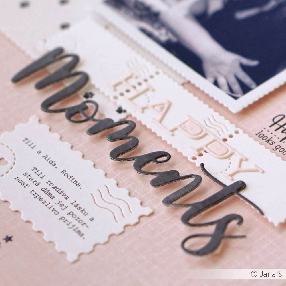 Eine Scrapbook-Seite mit HAPPY Moments in Layering-Text, gestaltet mit Alexandra Renke Designpapieren und dem Motivstanze Schriften-Duo DieCut Systeme, plus einer kleinen gedruckten tschechischen Notiz darunter.