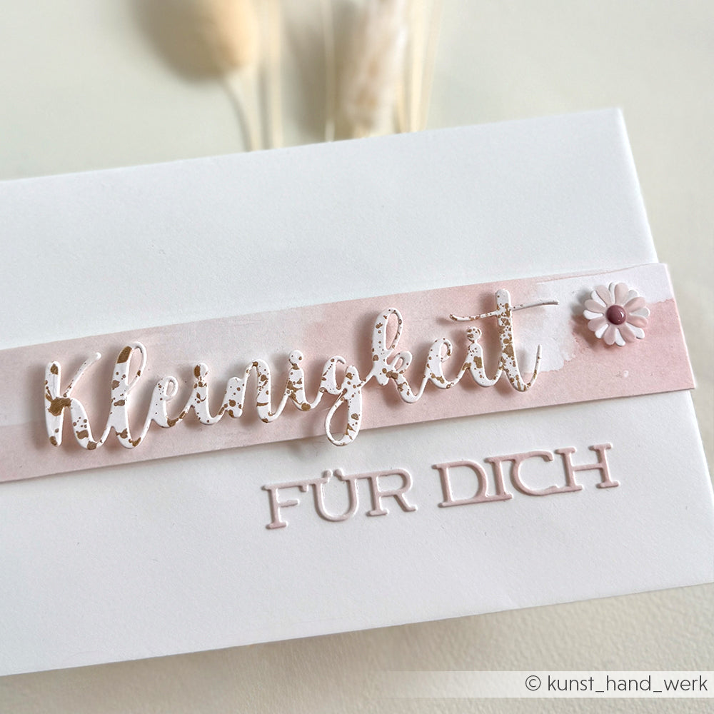Weiße Karte mit rosa Akzenten, mit "Kleingkeit" und "FÜR DICH", einer kleinen dekorativen Blume und eleganten Details, hergestellt mit Alexandra Renke Motivstanze Schriften-Duo Dies.