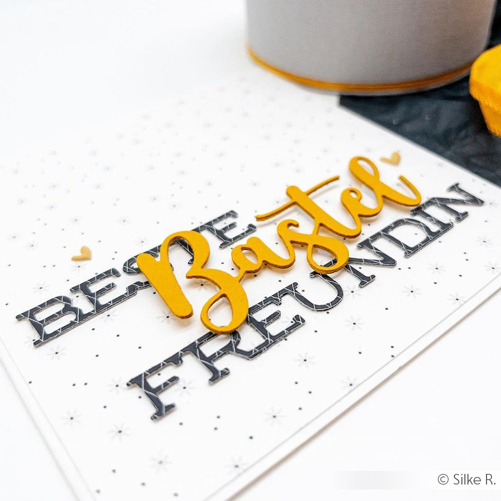Eine Karte mit "Beste Bastel Freundin" in Schwarz und Gelb auf Weiß, gestaltet mit dem Motivstanze Schriften-Duo von Alexandra Renke für präzises Lettering - ein perfektes Projekt mit DieCut Systemen.