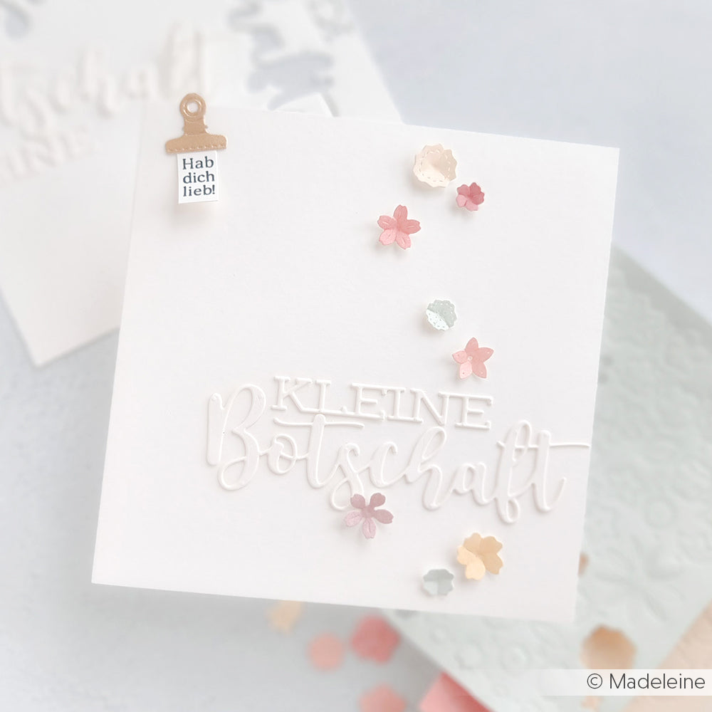 Weiße Grußkarte von Alexandra Renke mit pastellfarbenen Blumen, dem Text "Kleine Botschaft" und einem Minischild mit "Hab dich lieb!", hergestellt mit Motivstanze Schriften-Duo für elegante Schrift.