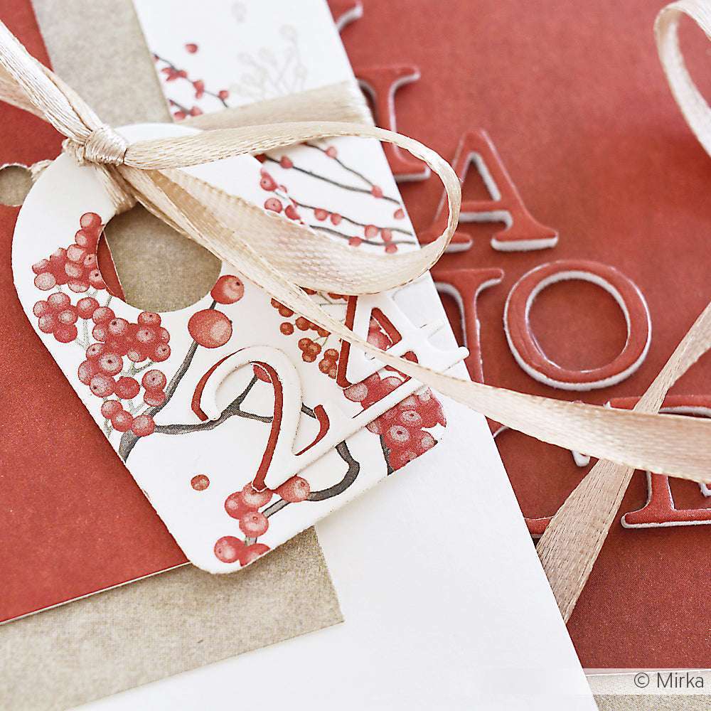 Geschenkanhänger mit Beeren und der Zahl 2, hergestellt mit den Kleinen Serifenzahlen Stanzen von Alexandra Renke, gebunden mit einem beigen Band auf rotem und weißem Papier.