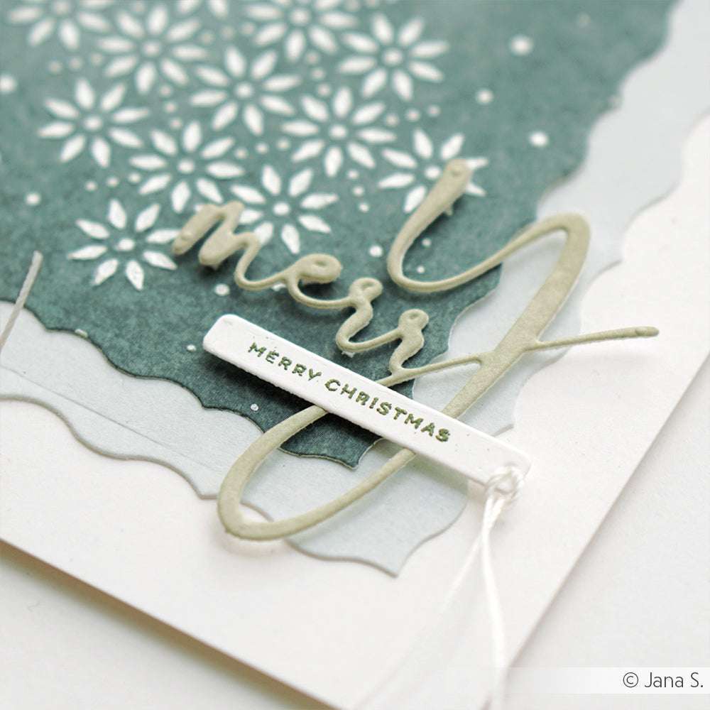 Handgefertigte Weihnachtskarte von Alexandra Renke mit dem Text "Frohe Weihnachten" auf einem verschneiten grün-weißen Hintergrund. Hergestellt mit DieCut Systemen für scharfe Kanten und einzigartige Designs.