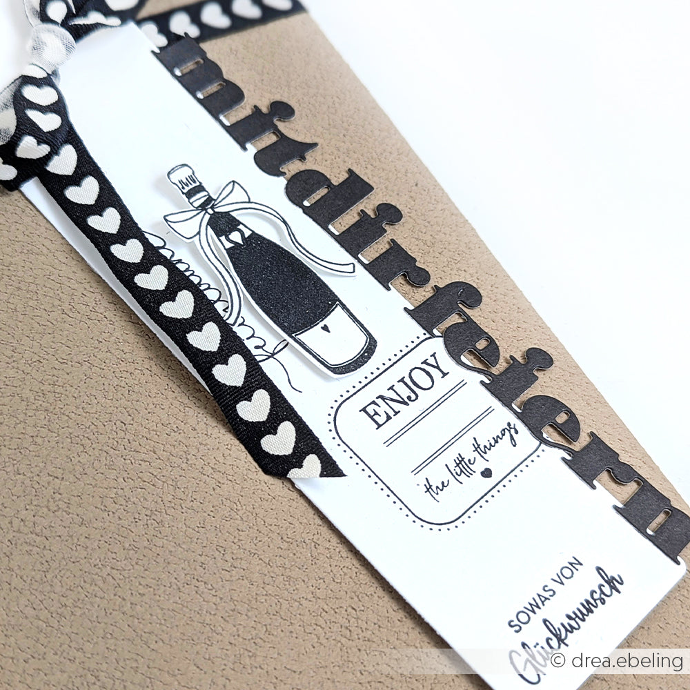 Geschenkanhänger von Alexandra Renke mit Weinflasche, Herzschleife und "ENJOY the little things" - ideal für Designpapiere oder Ihre Lieblingsbasteleien von Motivstanze Wörterset.